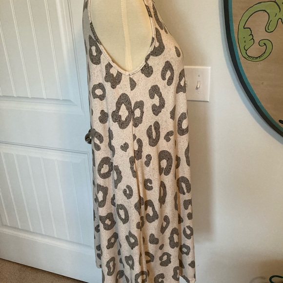Sleeveless swing dress with pockets - Picture 3 of 8